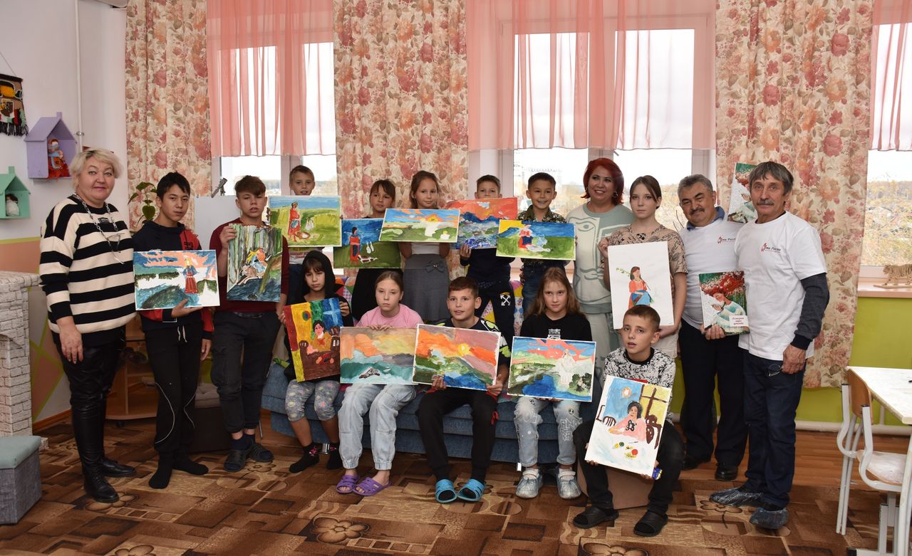 Рисуем вместе: в Учалинском центре «Семья» провели акцию Благотворительного фонда «Дети России»